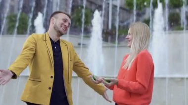 Genç kadın topları ile illüzyonist gösterisi hüner