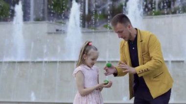 Sihirbaz gösteri odak küçük bir kız için