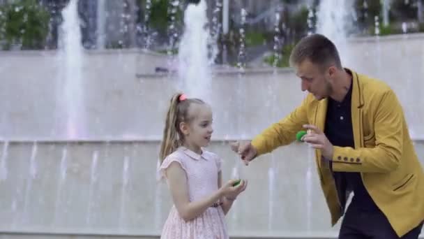 Illusionist show little girl a focus with ball — Stock Video