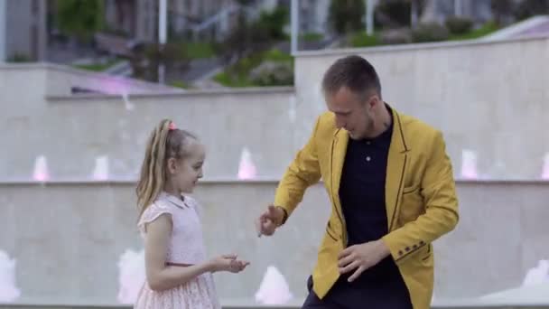 Illusionista mostrar truque de magia com bolas para uma menina — Vídeo de Stock