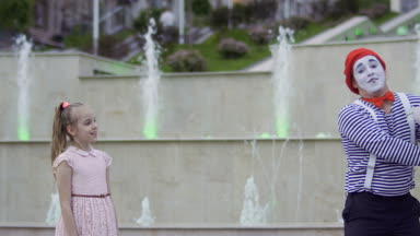 Kırmızı bere şirin mim vermek buket çiçek için küçük bir kız