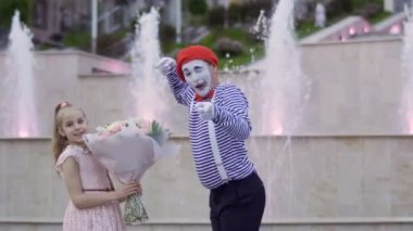 Komik MIME ve buket çiçek, çeşmeler arka plan ile küçük kız