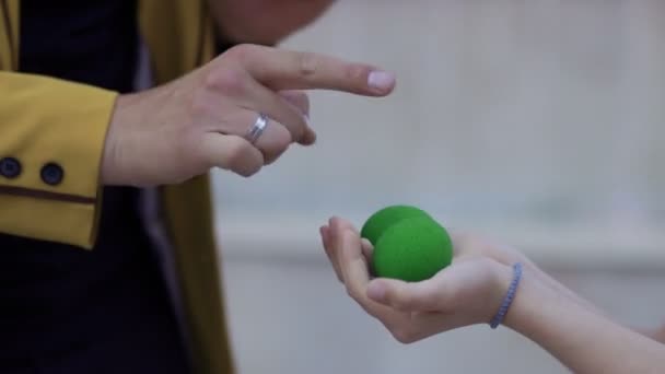 Sihirbaz bir çocuk için odak topları ile göster — Stok video