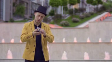 İllüzyonist iskambil MIME atar.