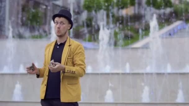 Illusionist en grappige mime concurreren wie is beter — Stockvideo