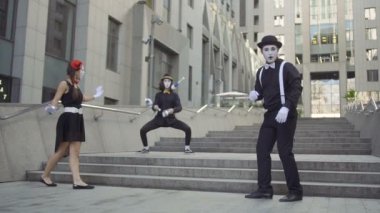 Profesyonel olarak iğne hokkabazlık kendi meslektaşı applauding pandomim