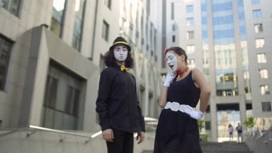 Üç pandomim meslektaşlarına daha iyi olmak istiyorum