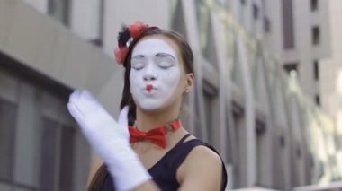 Kadın MIME boya dudaklarını görünmez ayna önünde