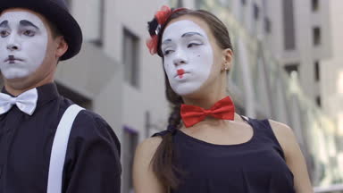 Adam MIME atış uzakta onun kız arkadaşı iterek