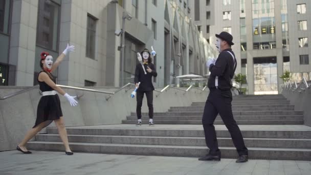 Três mimes no escritório centro de fundo — Vídeo de Stock