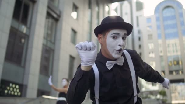 Mime knocking in invisible door — Stock Video