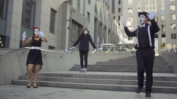 Три мима играют сцену для людей в офисном центре — стоковое видео
