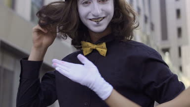 Üç komik pandomim kamera önünde eğlenin