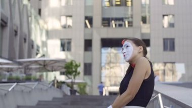 Güzel MIME kız rolüyle ofis merkezi artalanda çalışır