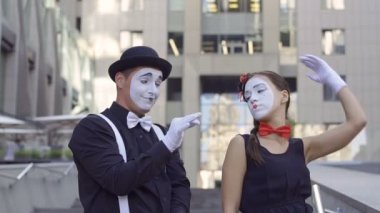 Genç kız MIME fırlatıp çiçek sevgilisinden