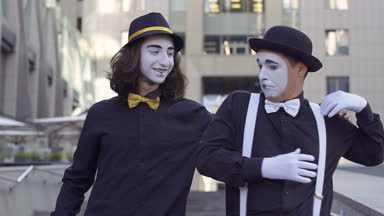 Şapkalar iki yakışıklı pandomim