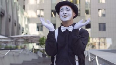 Komik adam MIME şapka gesticulating el ve yüz ifadeleri fotoğraf makinesinde