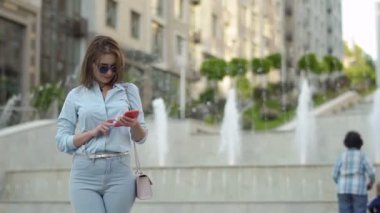 Telefonunuzun ve Çeşme arka plan güzel elegance kadın