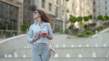 Telefon vasıl Çeşme geçmiş kullanan şık kadın