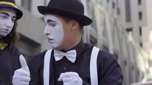 Dois homens mimes se divertir na frente da câmera — Vídeo de Stock