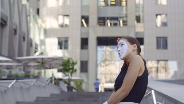 Vackra mime flicka spela sin roll på office center bakgrund — Stockvideo