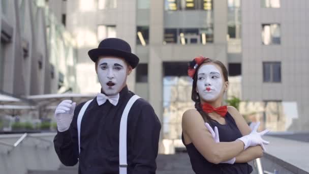 Knappe man mime onzichtbare bloem geven met zijn vriendin — Stockvideo