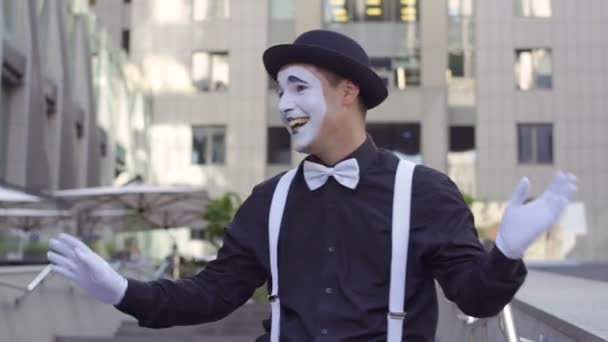 Ο άνθρωπος mime στο καπέλο χειρονομώ τα χέρια του μπροστά από την κάμερα — Αρχείο Βίντεο