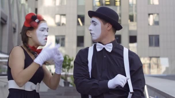 Trois mimes drôles jouant leur rôle au centre de bureau arrière-plan — Video