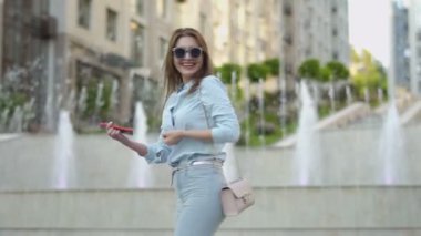Gülümseyen şık kadın git uzak atış