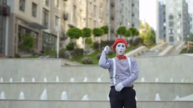 Kamera önünde dalga geçmeyi ve bir şey çekerek komik MIME