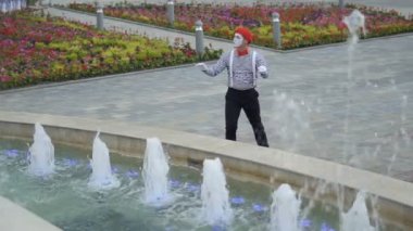 Komik MIME ellerini bir iletken taşımak ve çeşmeler kontrol