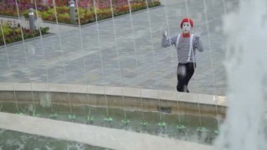 Kırmızı bere görünmez bir duvar çeşmeleri yakınındaki dokunaklı komik mim