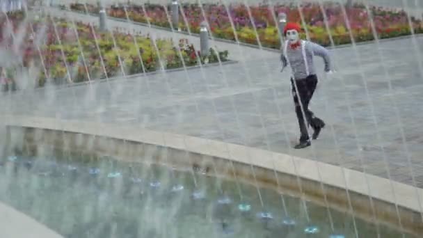 Drôle mime voulez plonger dans fontaine — Video