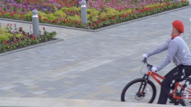 Забавный мим на велосипеде — стоковое видео