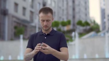 İskambil Çeşme arka plan, yakışıklı adam