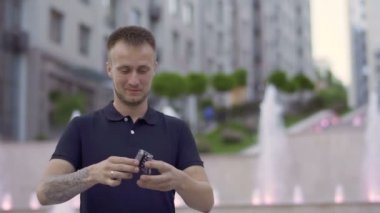 Yakışıklı adam elinde iskambil ustaca hareket