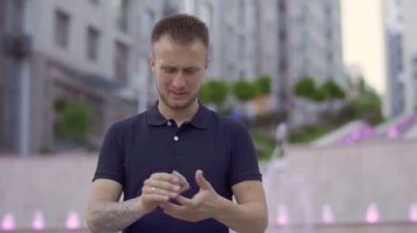 Yakışıklı adam elinde iskambil oynamak