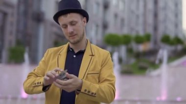 Sarı ceketli sihirbazla iskambil elinde