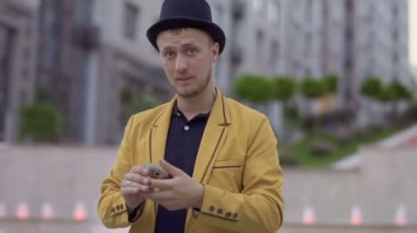 Sihirbaz sarı ceket ve şapka eğlence iskambil ile var