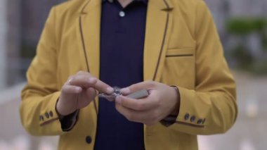 İllüzyonist elinde iskambil ile