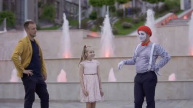 Kızlar kendi üzerine dikkat illüzyonist ve MIME deneyin