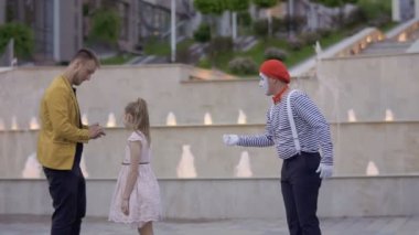 MIME ve büyücü onu becerilerini gösterilen kızlar dikkat çekmek için mücadele