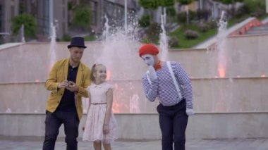 Büyücü ve MIME küçük kıza becerilerini göstermek