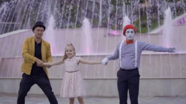 Komik MIME ve büyücü kız için mücadele