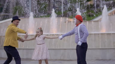 İllüzyonist ve MIME kentsel sokak çeşmeleri aydınlatma ile yakın performans gösteriyor. İki sanatçı kızlar dikkat çekmek için savaşır. Kız almak kazanmak kendisine çekerek sokak aktörler.