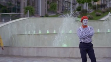 MIME ve sihirbaz ışıklı çeşmeler eğlenin