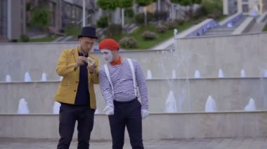 İllüzyonist sihirbaz pandomim için iskambil ile göster