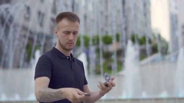 Ilusionista profissional se diverte jogando cartas — Vídeo de Stock