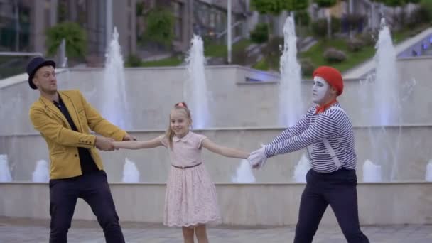 Grappige mime en goochelaar trekken meisje zichzelf door de handen — Stockvideo