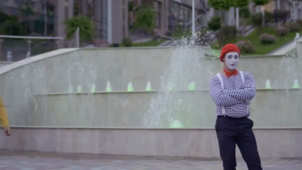 Mime and magician have fun near illuminated fountains — Stock Video